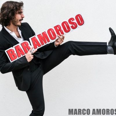 Marco Amoroso: il cantautore che trasforma un bar di famiglia in un universo musicale
