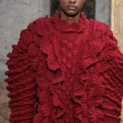 Il maglione è il nuovo abito da sera: i capi in cashmere e cristalli che dominano le feste 2025