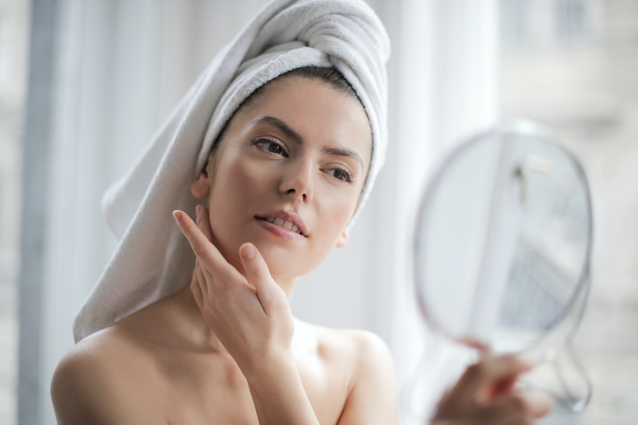 Siero e crema viso, alleati di bellezza in vista dell'estate 